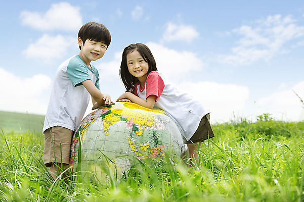 포토 JPG 주간 여자 남자 어린이 공 놀이 서기 웃음 사람 동양인 소녀 소년 잔디 상반신 야외 두명 옆모습 친구 지구본 유치원생 한국인 즐거움 상쾌 공놀이 어린이만 국내포토 자연요소 식물 감정 뷰포인트 관계 모션 표정 인종 파일형식