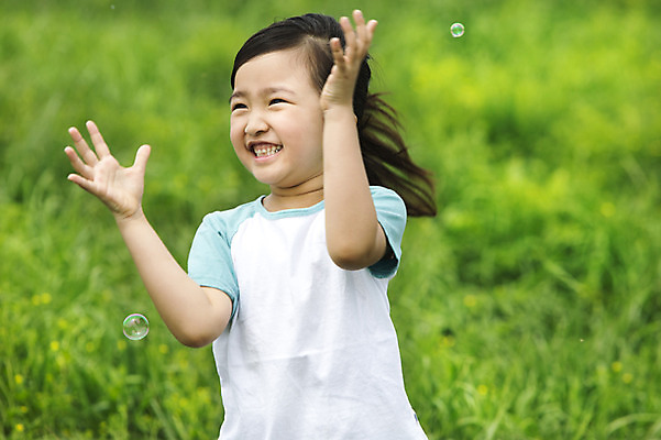 포토 JPG 주간 여자 어린이 놀이 한명 웃음 사람 동양인 소녀 상반신 야외 아웃포커스 유치원생 한국인 비눗방울 즐거움 상쾌 여자만 여자한명만 어린이만 소녀만 소녀한명만 국내포토 자연요소 1 감정 촬영기법 표정 인종 파일형식