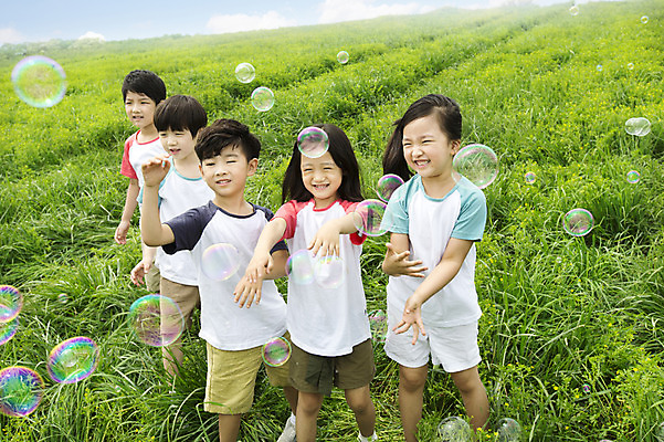 포토 JPG 주간 여자 남자 어린이 놀이 서기 웃음 사람 동양인 소녀 소년 잔디 여러명 상반신 야외 친구 유치원생 한국인 비눗방울 즐거움 상쾌 어린이만 국내포토 자연요소 식물 감정 다수 관계 모션 표정 인종 파일형식