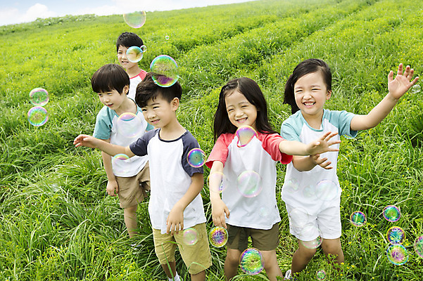 포토 JPG 주간 여자 남자 어린이 놀이 서기 웃음 사람 동양인 소녀 소년 잔디 여러명 상반신 야외 친구 유치원생 한국인 비눗방울 즐거움 상쾌 어린이만 국내포토 자연요소 식물 감정 다수 관계 모션 표정 인종 파일형식
