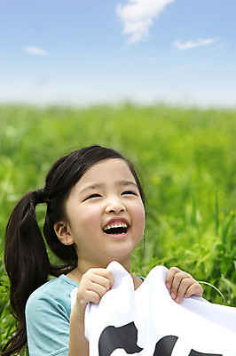 포토 JPG 주간 여자 어린이 한명 웃음 사람 동양인 소녀 상반신 야외 아웃포커스 유치원생 한국인 즐거움 상쾌 여자만 여자한명만 어린이만 소녀만 소녀한명만 국내포토 자연요소 1 감정 촬영기법 표정 인종 파일형식