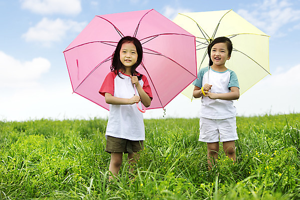 포토 JPG 주간 여자 어린이 우산 서기 웃음 들기 사람 동양인 소녀 잔디 상반신 야외 두명 앞모습 친구 유치원생 한국인 즐거움 상쾌 여자만 어린이만 소녀만 국내포토 자연요소 식물 감정 뷰포인트 관계 모션 표정 인종 파일형식