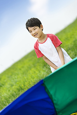 포토 JPG 주간 남자 어린이 놀이 한명 웃음 사람 동양인 소년 상반신 야외 아웃포커스 유치원생 한국인 천 즐거움 상쾌 남자만 남자한명만 어린이만 소년만 소년한명만 국내포토 자연요소 1 감정 촬영기법 표정 인종 직물 파일형식