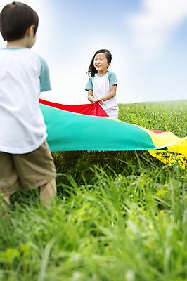 포토 JPG 주간 여자 남자 어린이 놀이 서기 웃음 사람 동양인 소녀 소년 잔디 상반신 야외 두명 친구 유치원생 한국인 천 즐거움 상쾌 어린이만 국내포토 자연요소 식물 감정 관계 모션 표정 인종 직물 파일형식