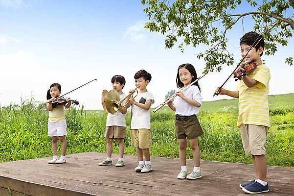 포토 JPG 주간 전신 여자 남자 어린이 악기 연주 서기 들기 사람 동양인 소녀 소년 여러명 야외 친구 유치원생 한국인 플루트 바이올린 즐거움 상쾌 트럼펫 심벌즈 어린이만 국내포토 자연요소 감정 음악 다수 관계 모션 현악기 타악기 관악기 인종 금관악기 파일형식