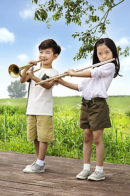 포토 JPG 주간 전신 여자 남자 어린이 악기 연주 서기 들기 사람 동양인 소녀 소년 야외 두명 친구 유치원생 한국인 플루트 즐거움 상쾌 트럼펫 어린이만 국내포토 자연요소 감정 음악 관계 모션 관악기 인종 금관악기 파일형식