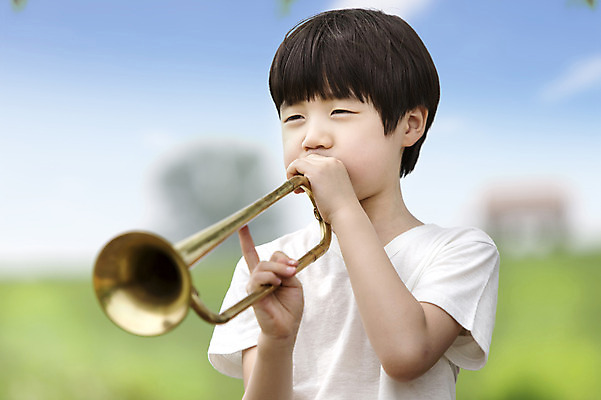 포토 JPG 주간 남자 어린이 악기 연주 한명 들기 사람 동양인 소년 상반신 야외 아웃포커스 유치원생 한국인 즐거움 상쾌 트럼펫 남자만 남자한명만 어린이만 소년만 소년한명만 국내포토 자연요소 1 감정 음악 모션 촬영기법 인종 금관악기 파일형식