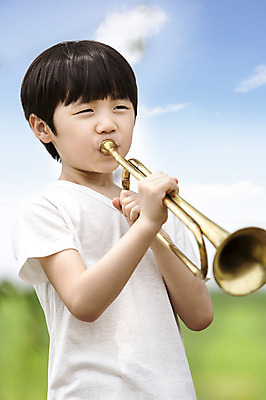포토 JPG 주간 남자 어린이 악기 연주 한명 들기 사람 동양인 소년 상반신 야외 아웃포커스 유치원생 한국인 즐거움 상쾌 트럼펫 남자만 남자한명만 어린이만 소년만 소년한명만 국내포토 자연요소 1 감정 음악 모션 촬영기법 인종 금관악기 파일형식