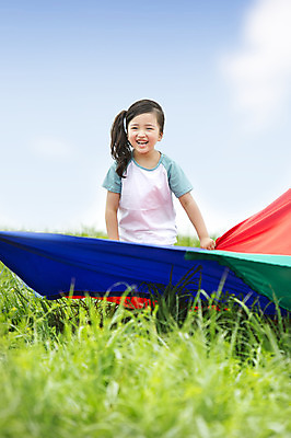 포토 JPG 주간 여자 어린이 놀이 한명 웃음 사람 동양인 소녀 잔디 상반신 야외 앞모습 유치원생 한국인 천 즐거움 상쾌 여자만 여자한명만 어린이만 소녀만 소녀한명만 국내포토 자연요소 식물 1 감정 뷰포인트 표정 인종 직물 파일형식