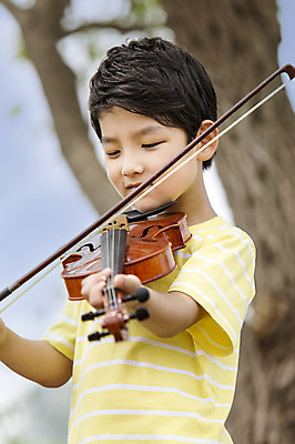 포토 JPG 주간 남자 어린이 악기 연주 한명 들기 사람 동양인 소년 상반신 야외 아웃포커스 유치원생 한국인 바이올린 즐거움 상쾌 남자만 남자한명만 어린이만 소년만 소년한명만 국내포토 자연요소 1 감정 음악 모션 현악기 촬영기법 인종 파일형식