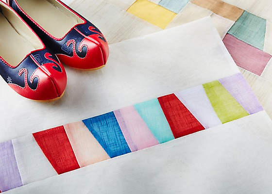 포토 JPG 스튜디오촬영 한국전통 배경화면 백그라운드 신발 전통소품 사람없음 추석 천 오브젝트 꽃신 국내포토 전통 명절 한국 실내 직물 파일형식