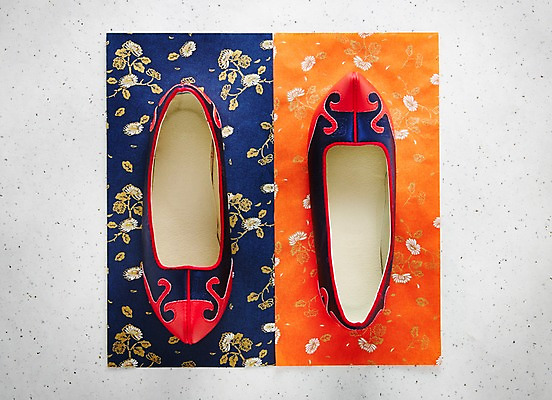 포토 JPG 스튜디오촬영 한국전통 백그라운드 신발 전통소품 사람없음 추석 천 꽃신 국내포토 전통 명절 한국 실내 직물 오브젝트 파일형식