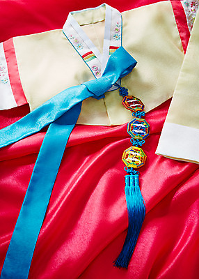 포토 JPG 스튜디오촬영 한국전통 옷 백그라운드 전통소품 사람없음 장식 치마 추석 전통의상 한복 노리개 저고리 고름 국내포토 전통 명절 하의 한국 실내 오브젝트 파일형식