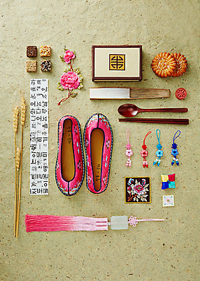 포토 JPG 스튜디오촬영 한국전통 백그라운드 신발 젓가락 디저트 전통소품 수저 사람없음 장식 추석 전통음식 부채 오브젝트 노리개 보리 약과 꽃신 강정 전통다과 국내포토 전통 식기 명절 음식 곡류 한국 실내 과자 다과 파일형식