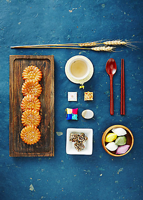 포토 JPG 스튜디오촬영 한국전통 음식 백그라운드 젓가락 디저트 수저 사람없음 추석 전통음식 차 찻잔 송편 보리 약과 강정 전통다과 국내포토 전통 식기 명절 음료 잔 곡류 떡 한국 실내 과자 다과 파일형식