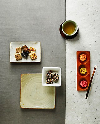 포토 JPG 스튜디오촬영 한국전통 접시 음식 백그라운드 사람없음 과자 추석 전통음식 차 찻잔 다과 강정 다식 국내포토 전통 식기 명절 음료 디저트 잔 한국 실내 파일형식