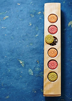 포토 JPG 스튜디오촬영 한국전통 음식 백그라운드 사람없음 과자 추석 전통음식 판넬 한지 다식 국내포토 전통 명절 종이 디저트 한국 실내 파일형식