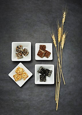 포토 JPG 스튜디오촬영 한국전통 접시 음식 백그라운드 사람없음 과자 추석 전통음식 보리 강정 국내포토 전통 식기 명절 디저트 곡류 한국 실내 파일형식