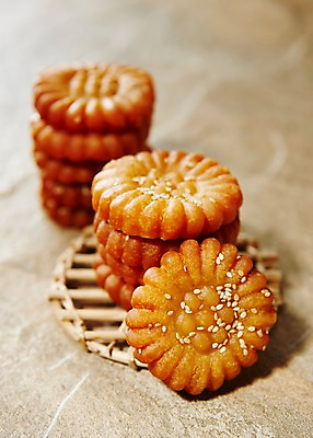 포토 JPG 스튜디오촬영 한국전통 음식 백그라운드 근접촬영 사람없음 아웃포커스 쌓기 과자 추석 전통음식 약과 전통다과 국내포토 전통 명절 뷰포인트 모션 디저트 한국 촬영기법 실내 다과 파일형식