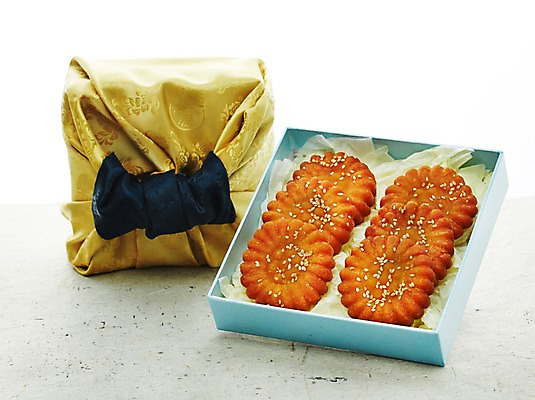 포토 JPG 스튜디오촬영 한국전통 음식 백그라운드 사람없음 선물상자 과자 추석 전통음식 약과 선물세트 전통다과 추석선물 국내포토 전통 명절 디저트 한국 실내 선물 상자 다과 파일형식 명절선물