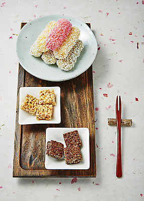 포토 JPG 스튜디오촬영 한국전통 접시 음식 백그라운드 포크 사람없음 과자 추석 전통음식 한과 강정 전통다과 국내포토 전통 식기 명절 디저트 한국 실내 다과 파일형식