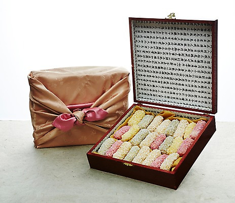 포토 JPG 스튜디오촬영 한국전통 음식 백그라운드 사람없음 선물상자 상자 과자 추석 전통음식 한과 선물세트 전통다과 추석선물 국내포토 전통 명절 디저트 한국 실내 선물 다과 파일형식 명절선물