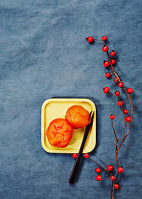 포토 JPG 스튜디오촬영 한국전통 접시 음식 백그라운드 포크 과일 건조 사람없음 장식 추석 전통음식 곶감 국내포토 전통 식기 명절 한국 실내 감 건과일 파일형식