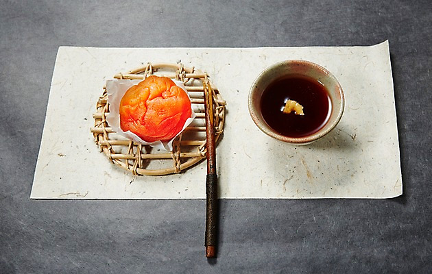 포토 JPG 스튜디오촬영 한국전통 접시 음식 백그라운드 포크 과일 건조 사람없음 추석 전통음식 차 찻잔 한지 곶감 수정과 국내포토 전통 식기 명절 종이 음료 잔 한국 실내 감 전통차 건과일 파일형식