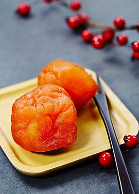 포토 JPG 스튜디오촬영 한국전통 접시 음식 백그라운드 포크 과일 건조 근접촬영 사람없음 아웃포커스 장식 추석 전통음식 곶감 국내포토 전통 식기 명절 뷰포인트 한국 촬영기법 실내 감 건과일 파일형식