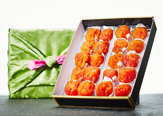 포토 JPG 스튜디오촬영 한국전통 음식 백그라운드 과일 건조 사람없음 아웃포커스 선물상자 상자 추석 전통음식 선물세트 곶감 추석선물 국내포토 전통 명절 한국 촬영기법 실내 감 선물 건과일 파일형식 명절선물