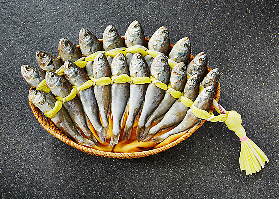 포토 JPG 스튜디오촬영 한국전통 음식 백그라운드 어류 사람없음 바구니 추석 선물세트 굴비 두름 추석선물 조기_생선 국내포토 전통 명절 한국 실내 선물 수중동물 파일형식 명절선물