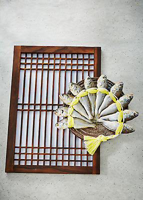 포토 JPG 스튜디오촬영 한국전통 음식 백그라운드 어류 사람없음 바구니 추석 문살 선물세트 굴비 두름 추석선물 조기_생선 국내포토 전통 명절 한국 실내 선물 수중동물 파일형식 명절선물