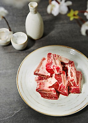 포토 JPG 스튜디오촬영 접시 백그라운드 술잔 술병 육류 사람없음 아웃포커스 소고기 국내포토 식기 식재료 병_용기 잔 주류 촬영기법 실내 파일형식