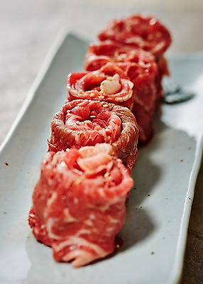 포토 JPG 스튜디오촬영 접시 백그라운드 육류 근접촬영 사람없음 아웃포커스 소고기 국내포토 식기 뷰포인트 식재료 촬영기법 실내 파일형식