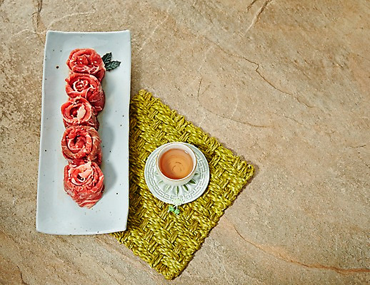 포토 JPG 스튜디오촬영 접시 백그라운드 육류 사람없음 소고기 차 찻잔 국내포토 식기 음료 식재료 잔 실내 파일형식