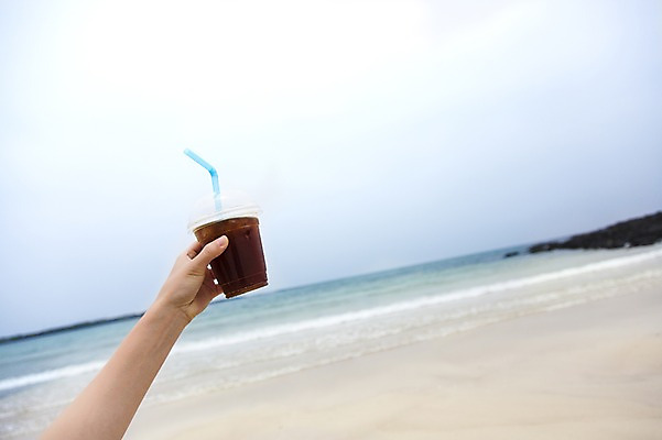 포토 JPG 주간 손 음료 바다 한국 한명 들기 사람 해변 야외 신체부위 제주도 국내포토 자연요소 1 아시아 모션 파일형식
