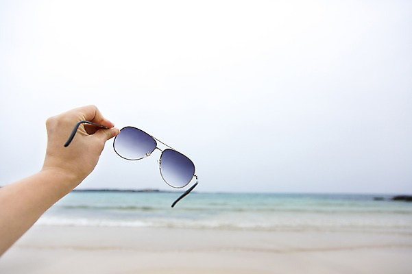 포토 JPG 주간 손 한국 한명 들기 사람 해변 야외 아웃포커스 신체부위 선글라스 제주도 오브젝트 국내포토 자연요소 1 아시아 안경 바다 모션 촬영기법 파일형식