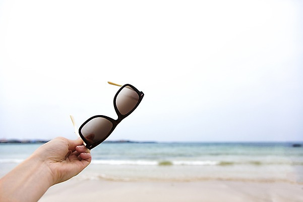 포토 JPG 주간 손 한국 한명 들기 사람 해변 야외 아웃포커스 신체부위 선글라스 제주도 오브젝트 국내포토 자연요소 1 아시아 안경 바다 모션 촬영기법 파일형식