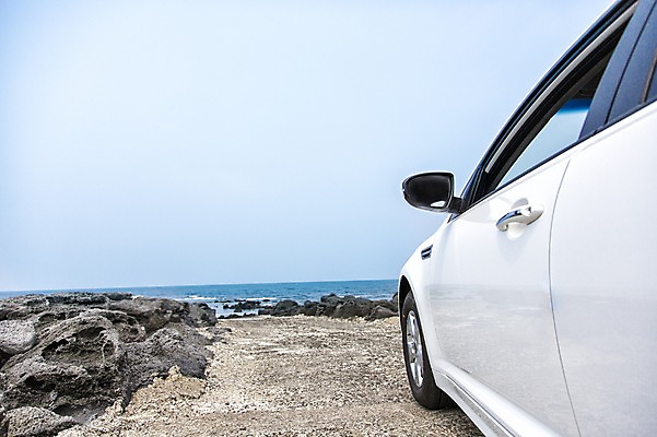 포토 JPG 주간 자동차 한국 풍경 해변 사람없음 야외 제주도 돌_바위 바위 만 국내포토 자연요소 아시아 육상교통 바다 파일형식