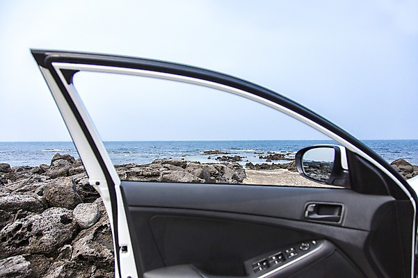 포토 JPG 주간 자동차 한국 풍경 해변 사람없음 야외 제주도 돌_바위 바위 만 차문 국내포토 자연요소 아시아 육상교통 바다 파일형식