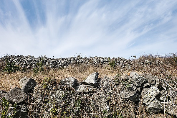 포토 JPG 주간 하늘 한국 돌담 풍경 사람없음 야외 제주도 돌_바위 바위 국내포토 자연요소 아시아 담장 파일형식