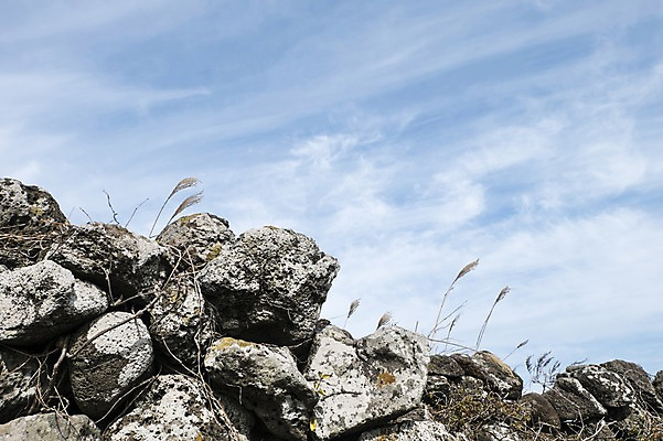 포토 JPG 주간 하늘 한국 사람없음 야외 제주도 돌_바위 바위 국내포토 자연요소 아시아 파일형식
