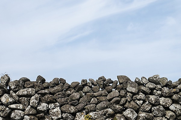포토 JPG 주간 하늘 한국 돌담 사람없음 야외 제주도 국내포토 자연요소 아시아 담장 돌_바위 파일형식