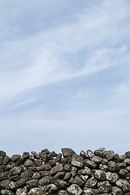 포토 JPG 주간 하늘 한국 돌담 사람없음 야외 제주도 국내포토 자연요소 아시아 담장 돌_바위 파일형식
