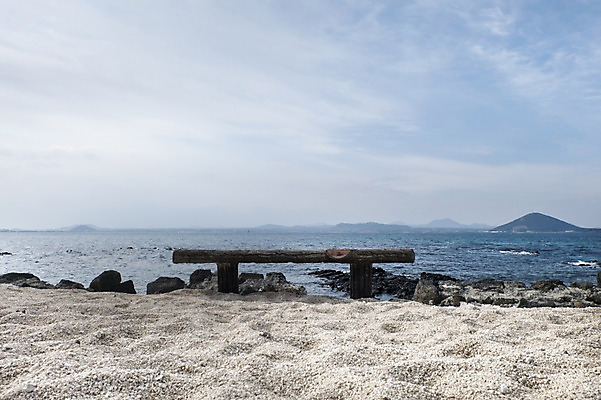 포토 JPG 주간 벤치 한국 해변 사람없음 야외 모래사장 제주도 만 산호해수욕장 국내포토 자연요소 아시아 바다 의자 해수욕장 파일형식