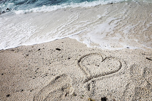 포토 JPG 주간 한국 해변 사람없음 야외 모래사장 제주도 하트 만 낙서 국내포토 자연요소 모양 아시아 바다 파일형식