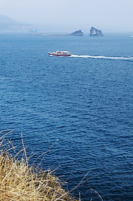 포토 JPG 주간 바다 한국 풍경 사람없음 야외 제주도 형제섬 선박 국내포토 자연요소 아시아 섬 수상교통 파일형식