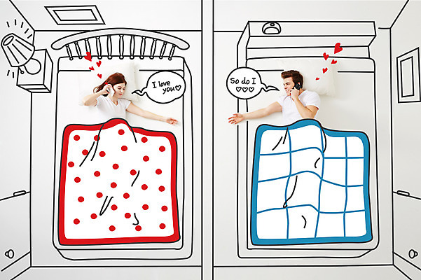 PSD 서양인 외국인 편집 편집이미지 커플 여자 남자 백그라운드 포토일러 사람 상반신 두명 스마트폰 눕기 침실 방 침대 디지털합성 합성 통화 이미지편집 가구 관계 모션 인종 핸드폰 스마트기기 파일형식