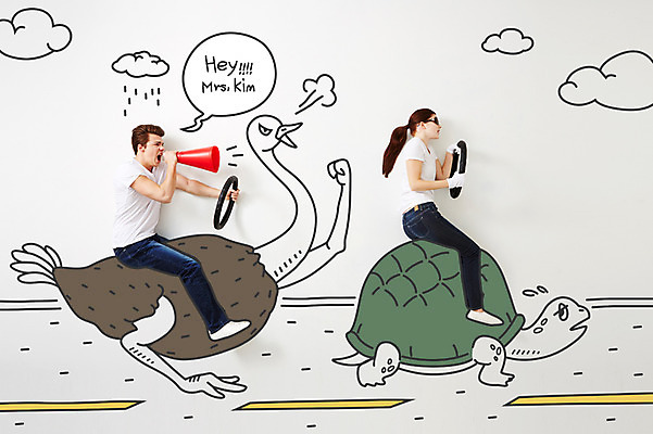 전신 PSD 서양인 외국인 편집 편집이미지 여자 남자 도로 백그라운드 포토일러 사람 두명 확성기 운전 분노 거북이 디지털합성 합성 타조 초보운전 이미지편집 감정 길 교통시설 파충류 모션 조류 인종 파일형식