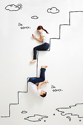 전신 PSD 서양인 외국인 편집 편집이미지 여자 남자 백그라운드 포토일러 들기 사람 두명 스마트폰 계단 디지털합성 고민 싸움 합성 이미지편집 감정 모션 인종 핸드폰 스마트기기 파일형식